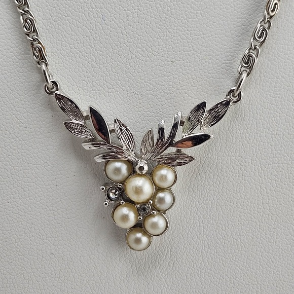 Vintage Avon Signed Faux Pearl Grape Leaf Jewelry Silver Tone Pendant Necklace - Picture 1 of 5
